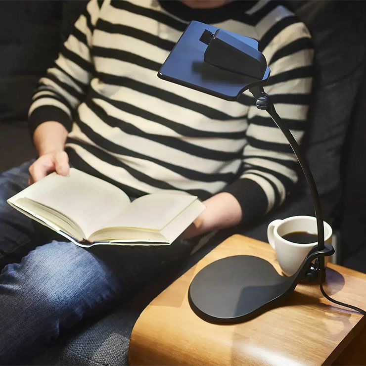 コンパクトOLEDデスクライトの読書シーン使用イメージ