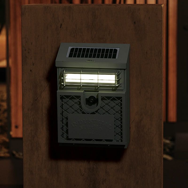 ウォールポストINDUSTRIALのソーラーライト点灯イメージ