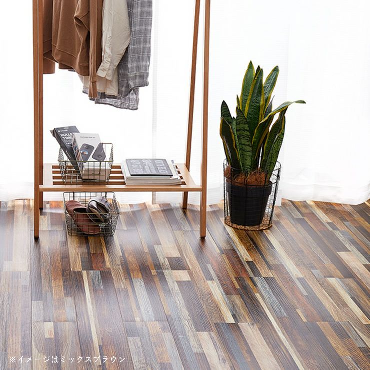 貼ってはがせる吸着タイプのウッド調フロアタイル