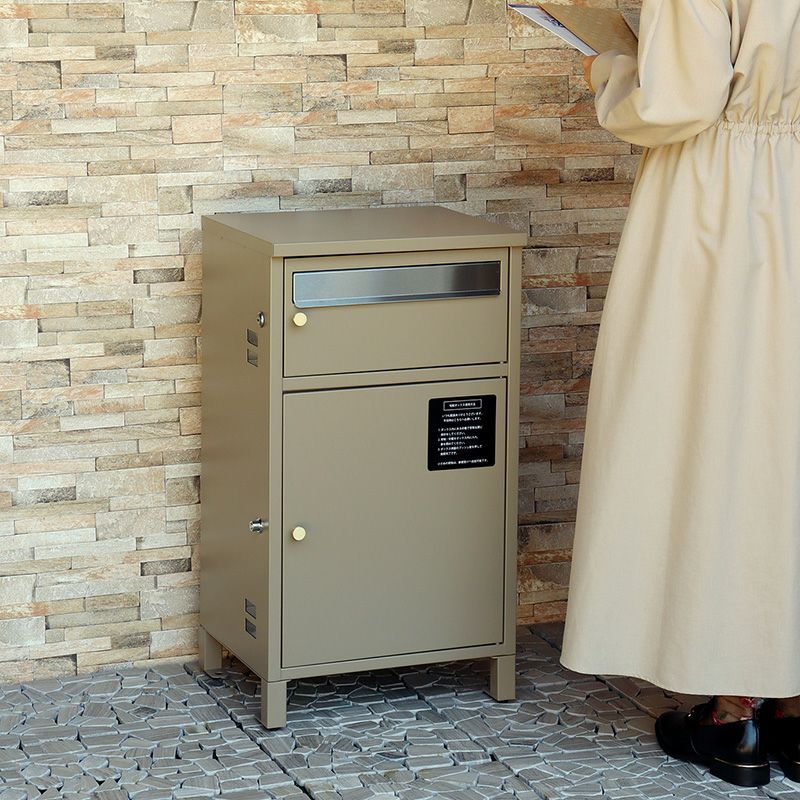カジュアルかつレトロな雰囲気の宅配ボックス