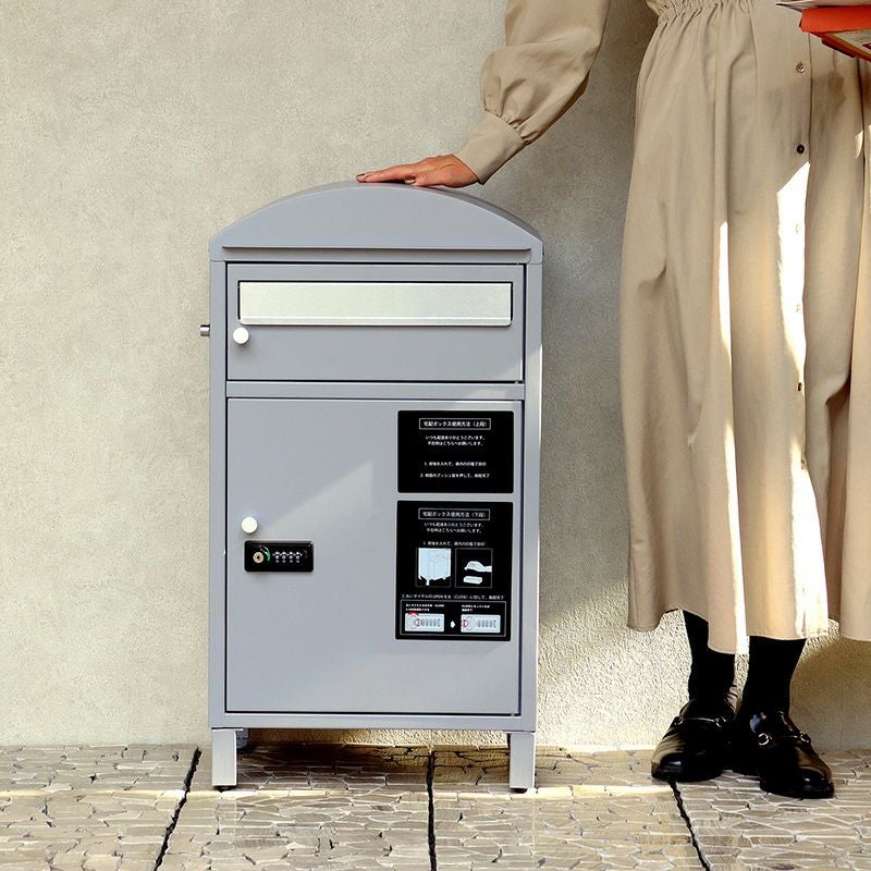 アーチ型の天板がかわいらしい宅配ボックス付ポスト