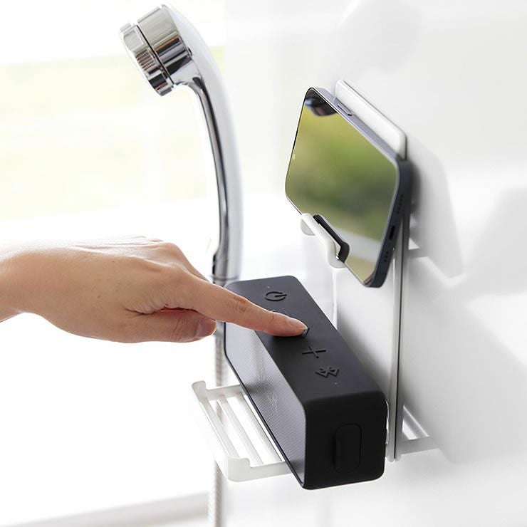 マグネットポータブルスピーカートレータワーの使用イメージ（ホワイト）