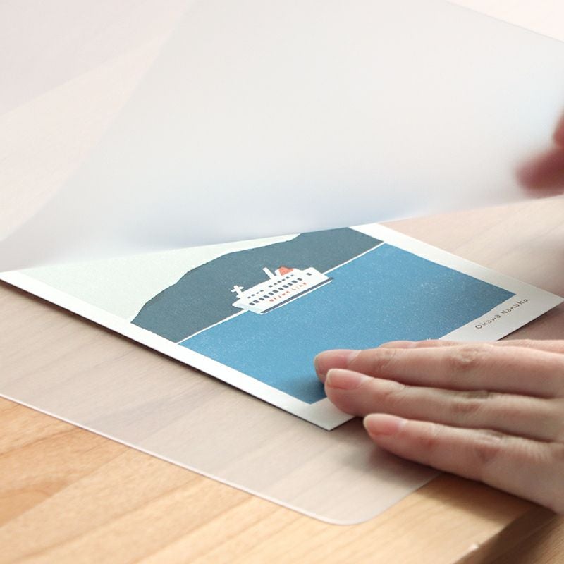 間にカレンダーやポストカードを挟める透明デスクシート