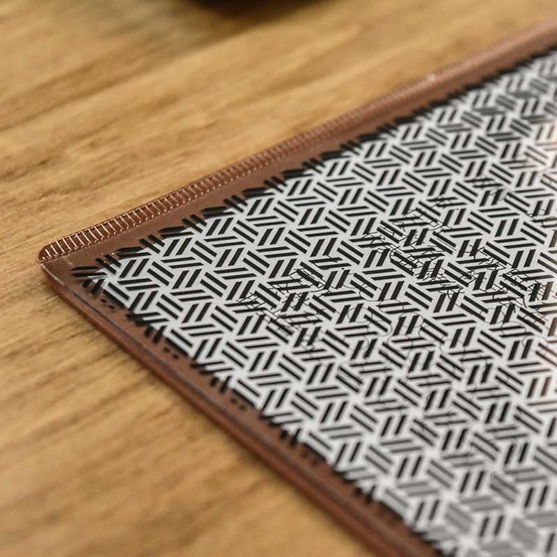 覗き見をシャットアウトするデスクマット