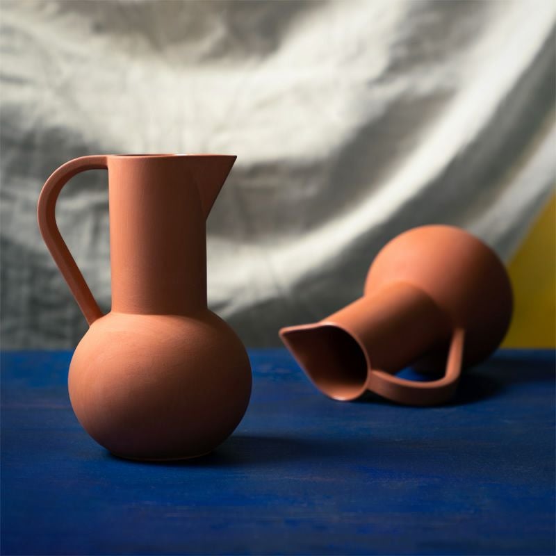 ラーウィ ストローム ミディアム ジャグのテラコッタカラー