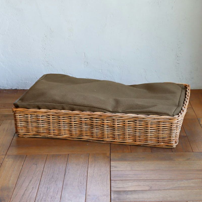 素朴な雰囲気を醸し出すラタンの猫ベッド