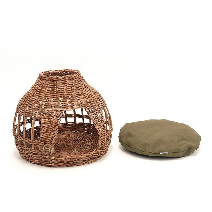 ラタンのナチュラルな風合いが温かみを感じるねこハウス