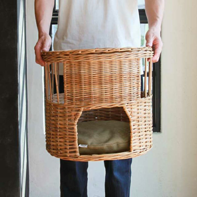 軽量で持ち運びやすいあるラタンのキャットハウス