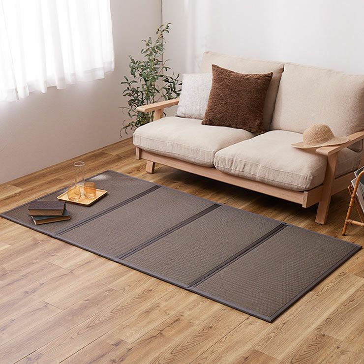 ソファ前のラグとしても使える畳マットレス