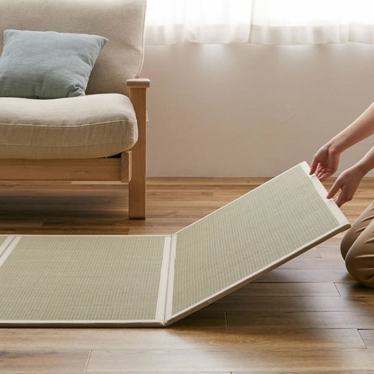 い草マットレスの折りたたみの様子