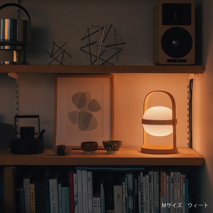本棚にもさりげなく飾れるインテリアライト