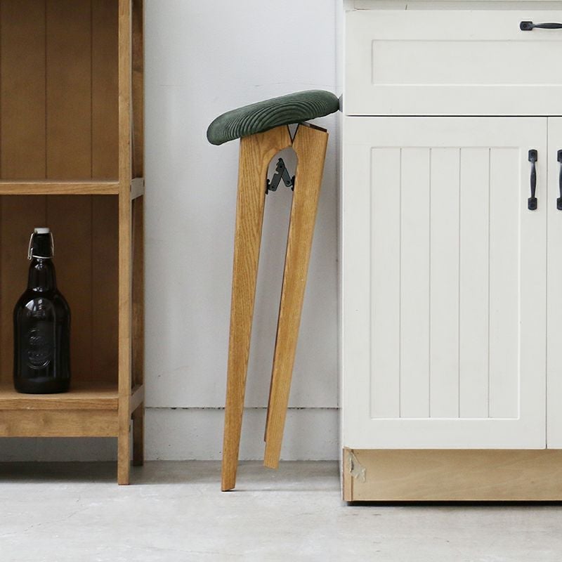 コンパクトで隙間収納も叶う折り畳みチェアー