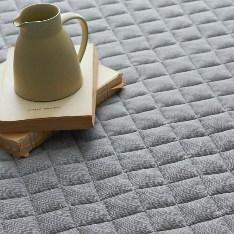 ふんわりとしたキルティングを施した快適なラグ