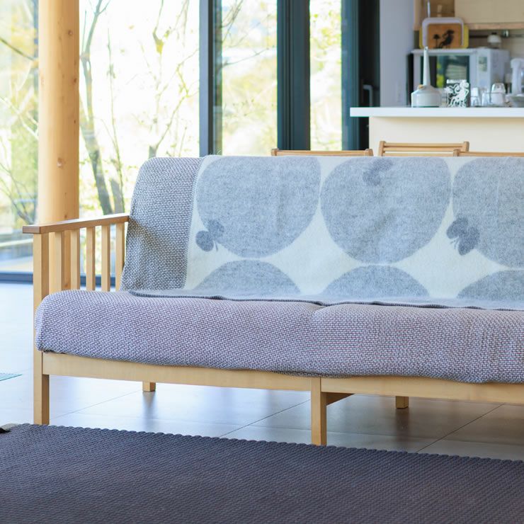 クリッパン＆ミナ ペルホネンPERHONENひざ掛けのソファ使用イメージ（裏）