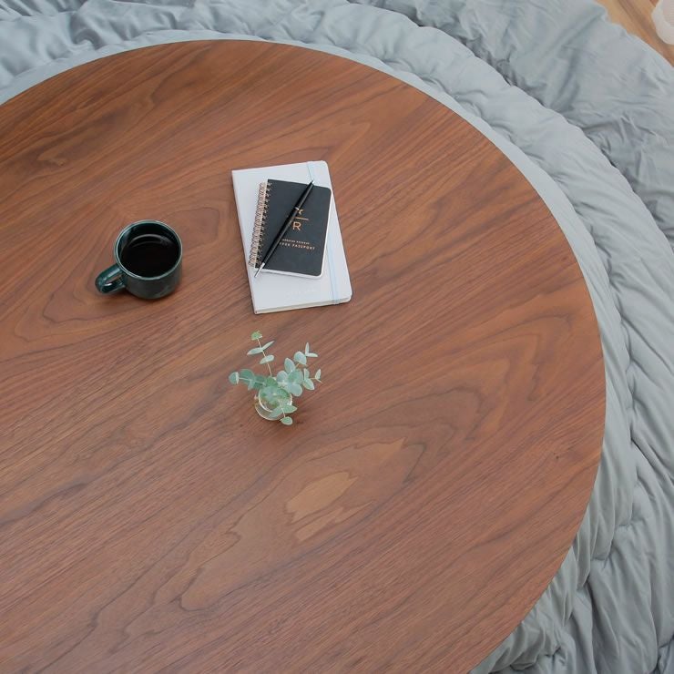 ウォールナットの木目が楽しめる円形こたつ100cm