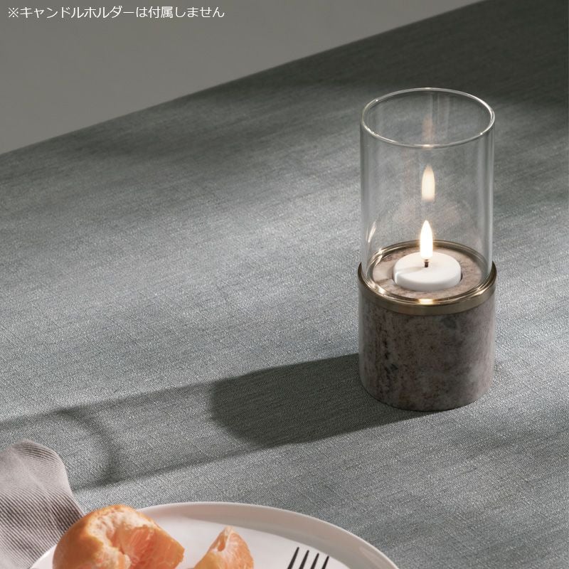 ティーライトキャンドルをテーブルに置いたイメージ