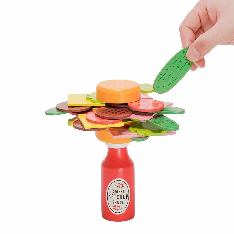 ケチャップを倒さないように木製の具材を差し込んでいく楽しいバランスゲーム