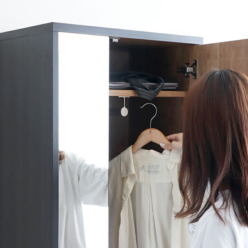 ハンガーポール付きで衣服の皺も気にならないワードローブ