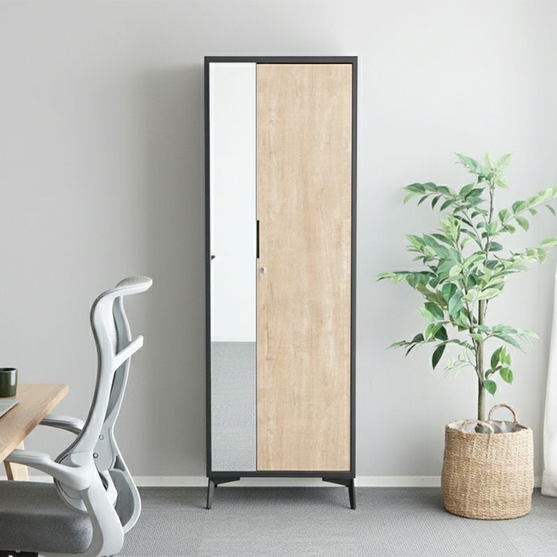 シンプルでどんな空間にも馴染む鍵付きミラーロッカー