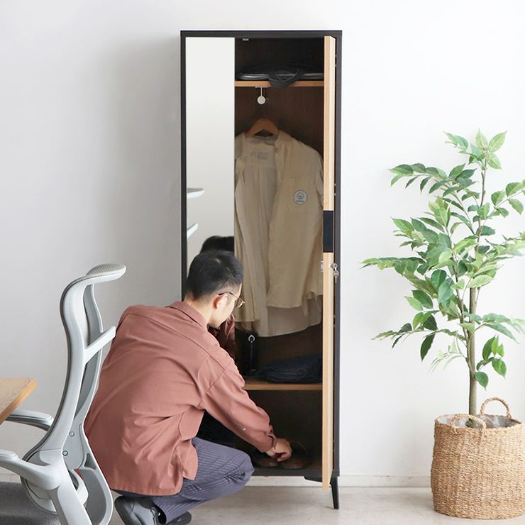 衣服や靴も収納できる多機能ロッカー