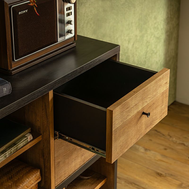 シャビー感のある木目調を組み合わせたロータイプシェルフ