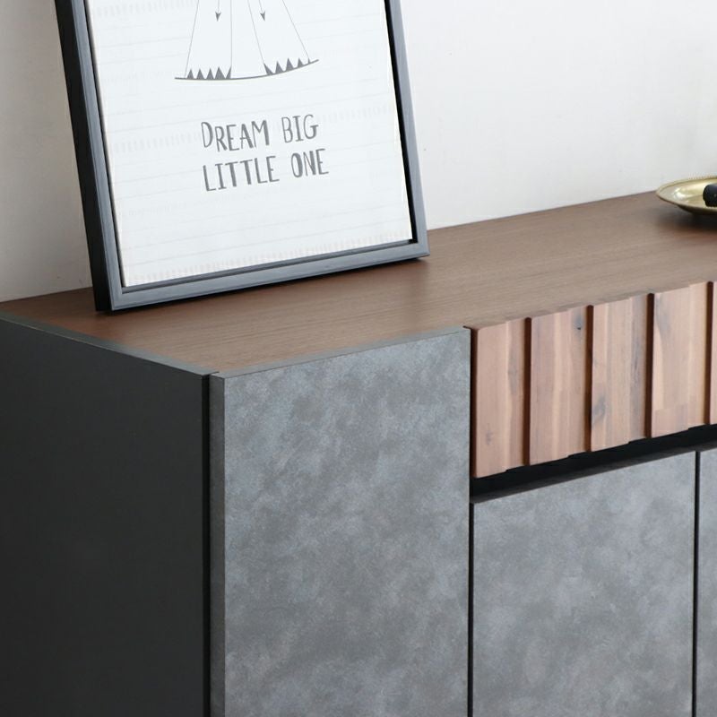 インダストリアルとモダンを融合したサイドボード