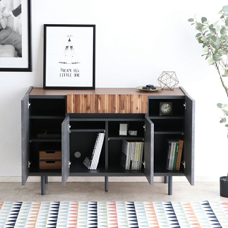 空間に奥行きと上質感をもたらしてくれるサイドボード