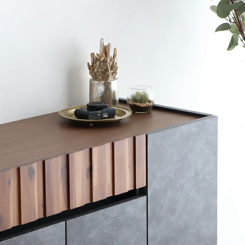 インダストリアルとモダンを融合したサイドボード