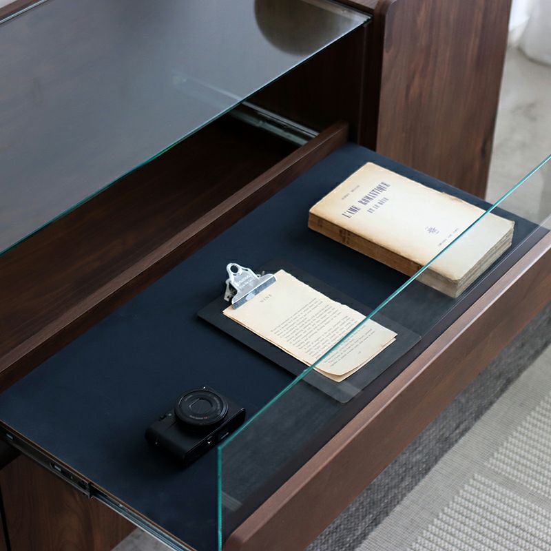 ショーケースのようなガラス天板のリビング家具