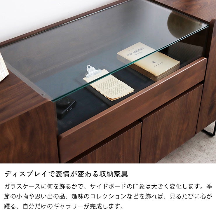 カメラや時計、思い出の品などを飾るサイドボード