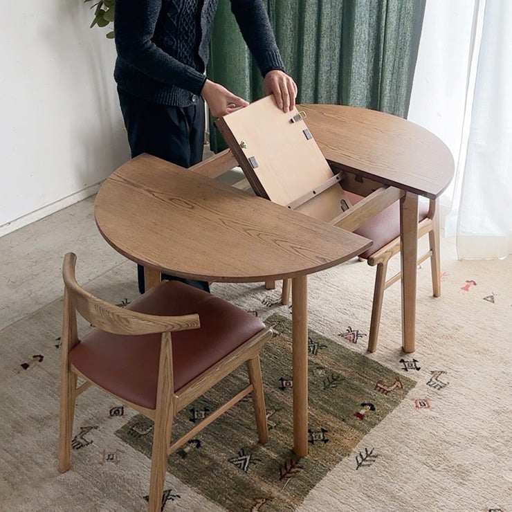 伸長できる丸型ダイニングテーブル