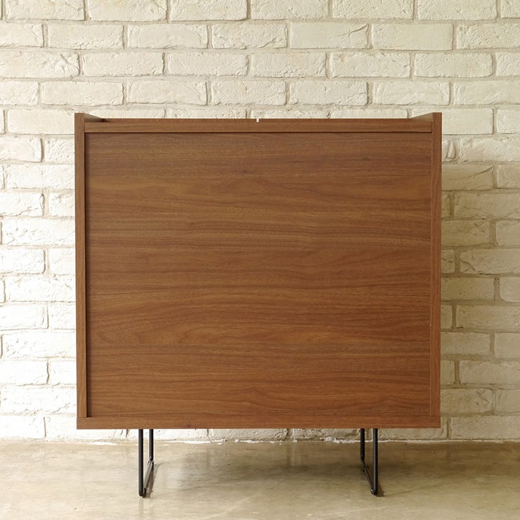 サイドボードの背面