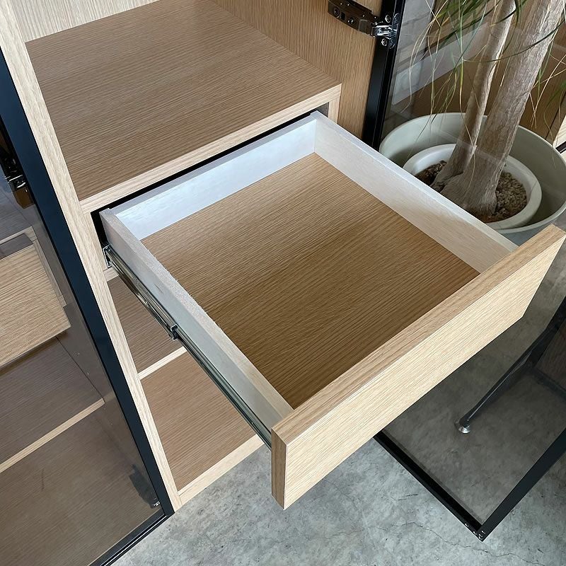 便利な引き出し付きの食器棚