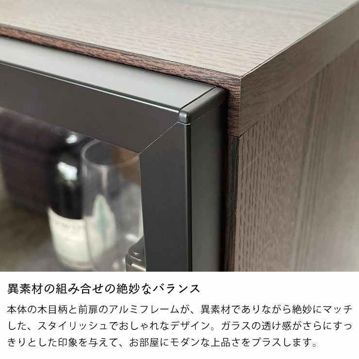 異素材の組み合せの絶妙なバランスの食器棚