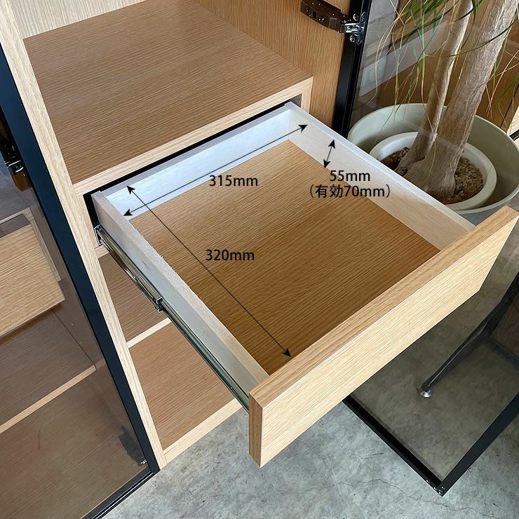 木目とアルミフレームが調和するストレージの引き出しサイズ