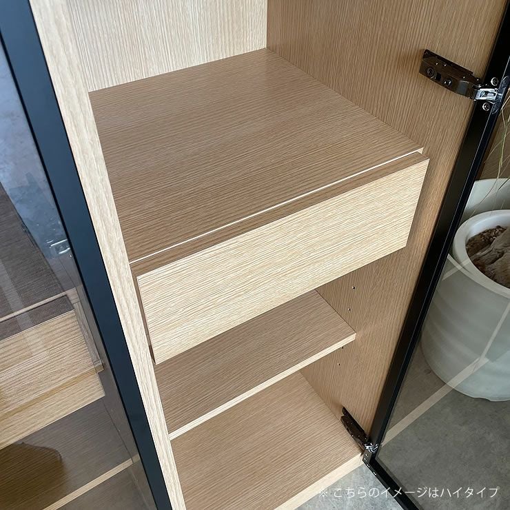 木目とアルミフレームが調和する食器棚