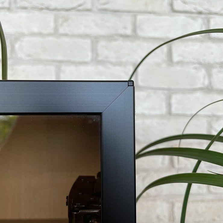 木目とアルミフレームが調和する収納棚