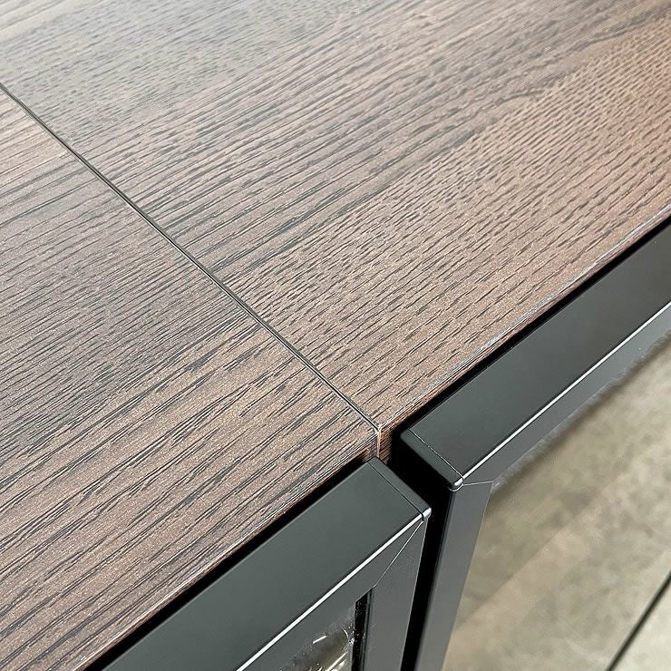 木目とアルミフレームが調和するリビングボード