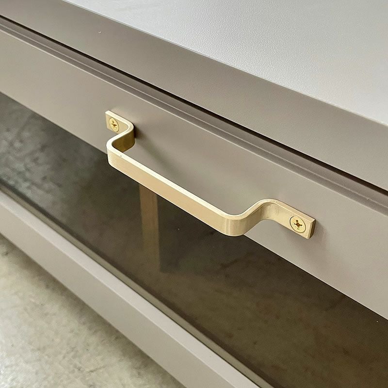 テレビ台・テレビボードのヘアライン仕上げ真鍮製のハンドル