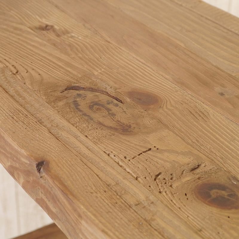 スリムなオープンシェルフの自然味溢れる木目と節