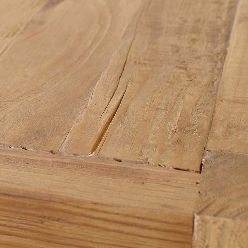 スリムなオープンシェルフの自然味溢れる木目