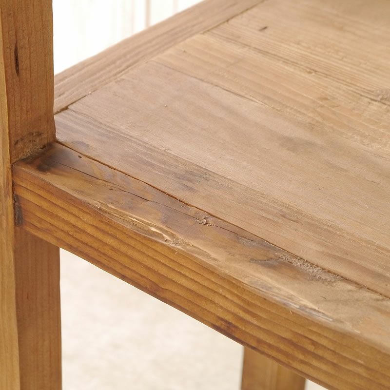 スリムなオープンシェルフの自然味溢れる木目