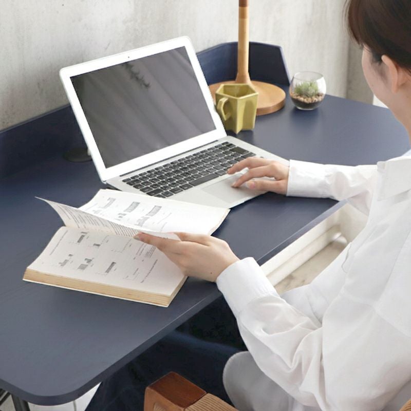 広々天板で作業がしやすい120cm幅のワークデスク