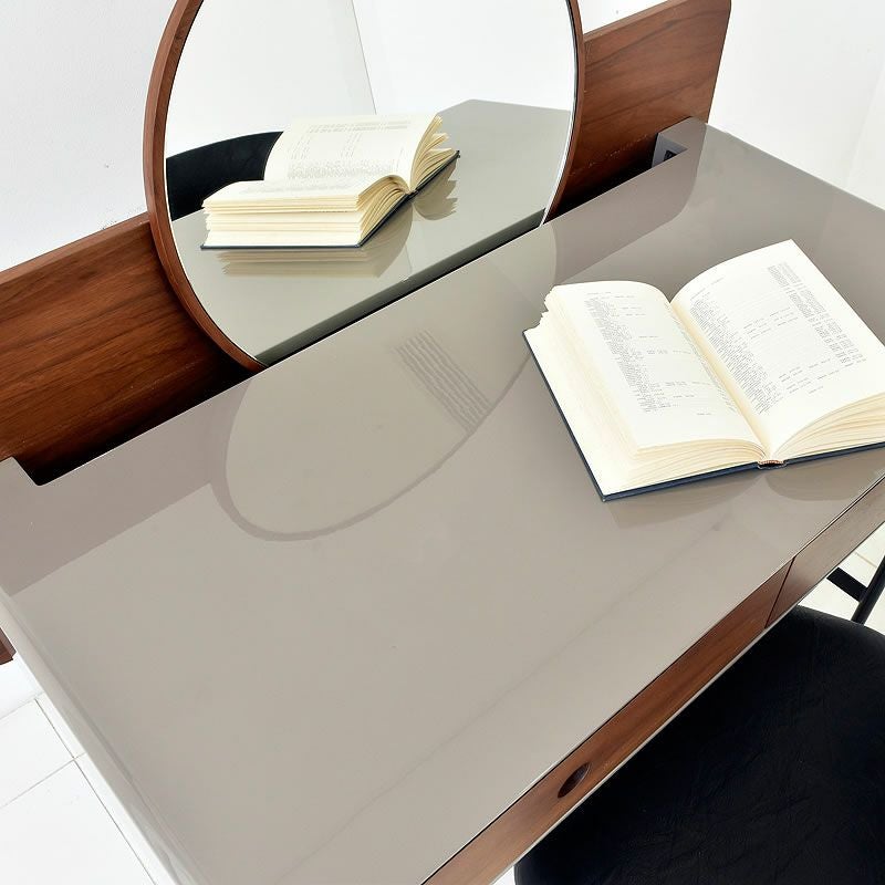 ドレッシングテーブルの落ち着いた色味の天板