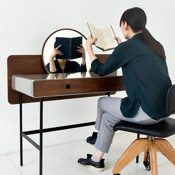読書や仕事、作業や勉強に便利なコンパクトテーブル
