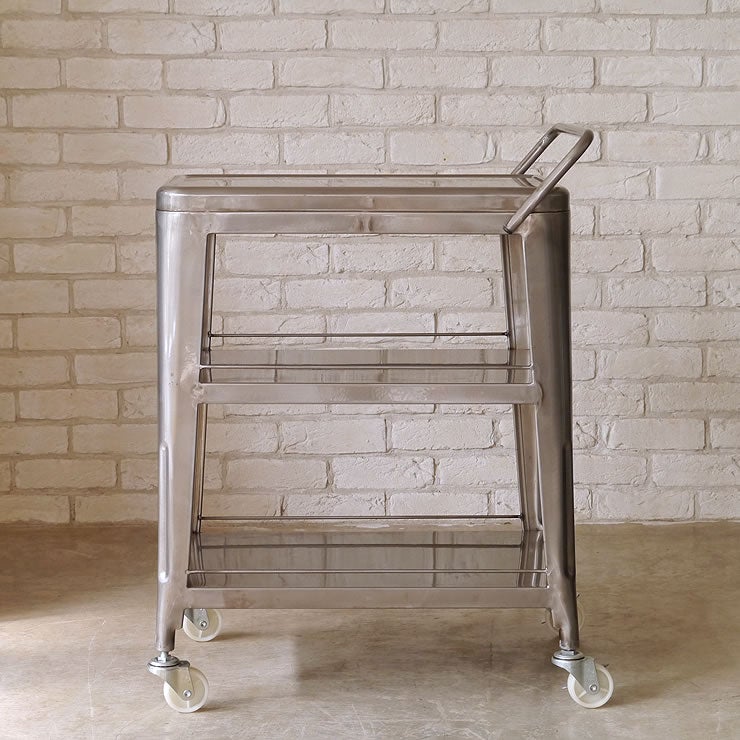 無骨なクリア色のキャスター付きワゴン