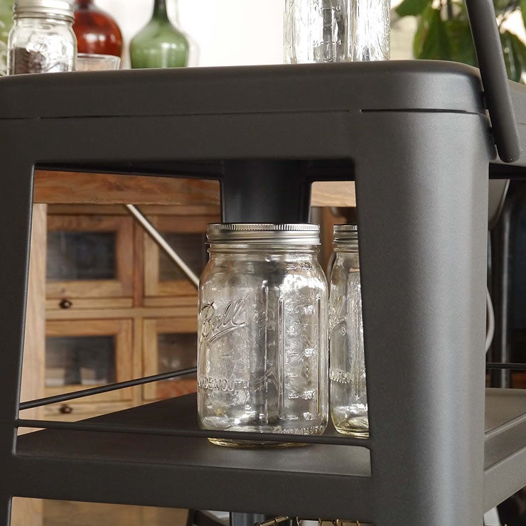 ビンや缶を置いても様になる収納ワゴン