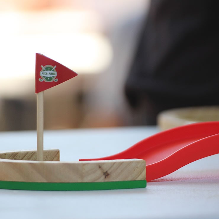 木製ゴルフゲームのフラッグ