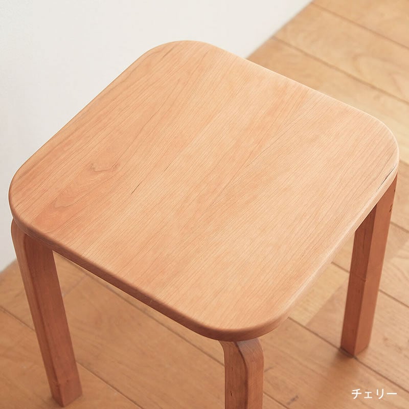 COCCO（コッコ）板座スツールのなめらかな座面