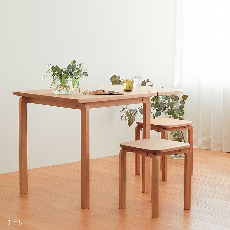 ナチュラルな質感を楽しめるダイニングスツール